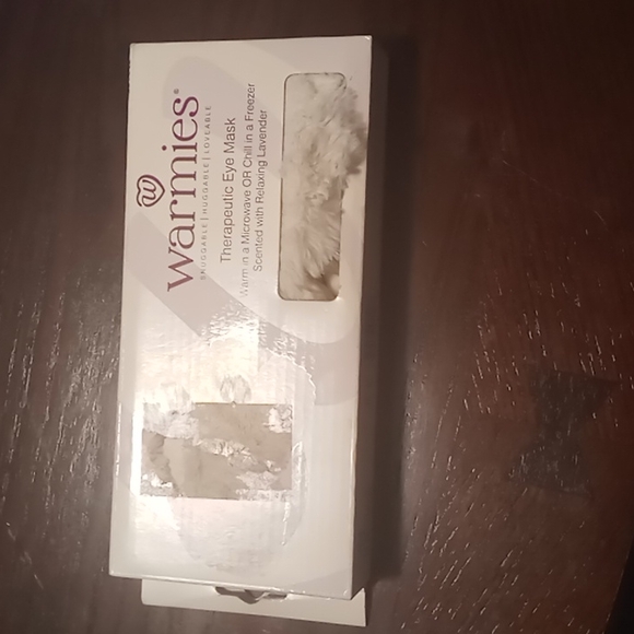 NWT Snuggable Therapeutic Eye Mask Scented With Lavender in Color Cream - Picture 4 of 8